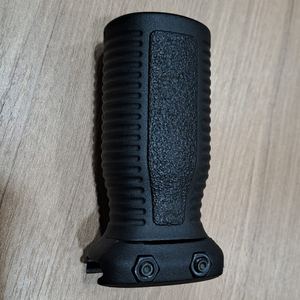Agarradera frontal para rifle o escopeta con base picatinny